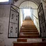Infine attraverso un portoncino in ferro saliamo una ripida scala che ci porta al secondo piano...
